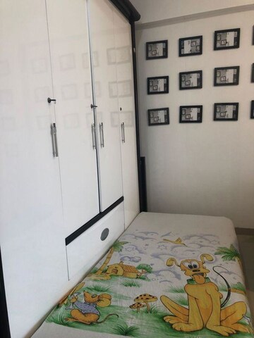 Room in 2.5 BHK Apartment at Lotus Lotus Link Square, Malad West – for Rent