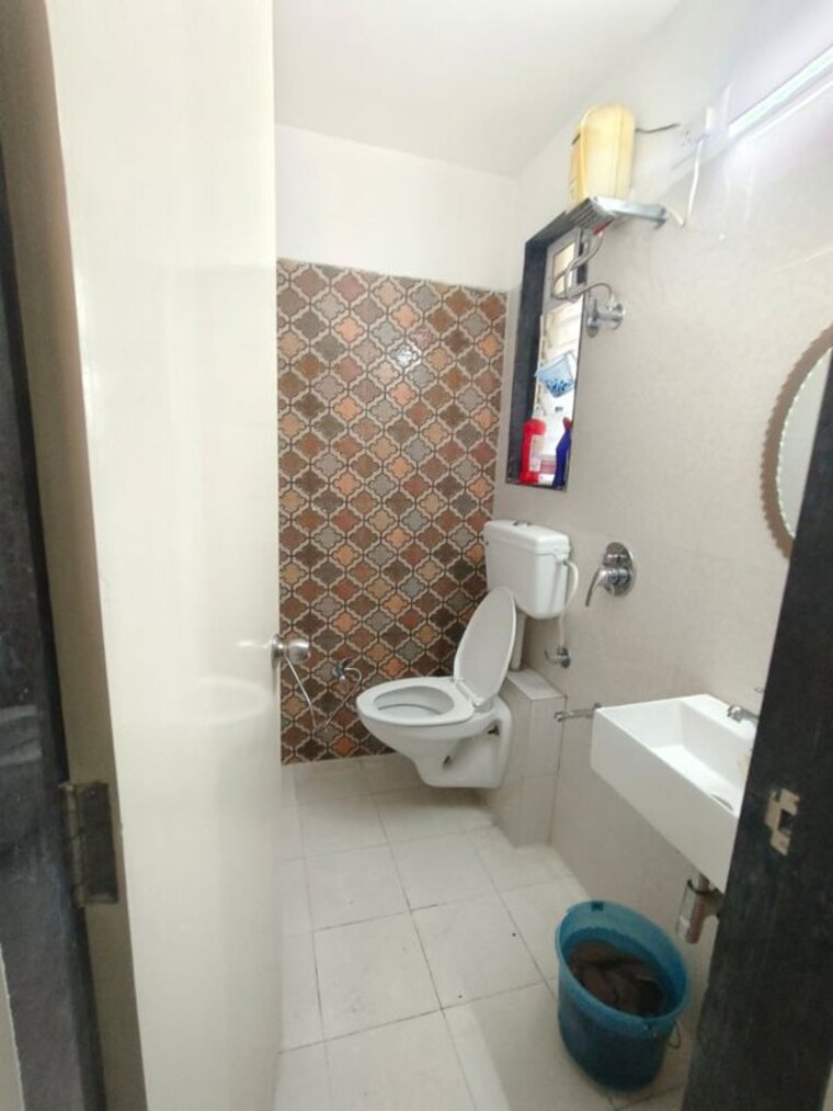 Bathroom, anand-nagar-society 1 Bedroom 500 Sq.Ft. Apartment In Juhu Mumbai 9416467