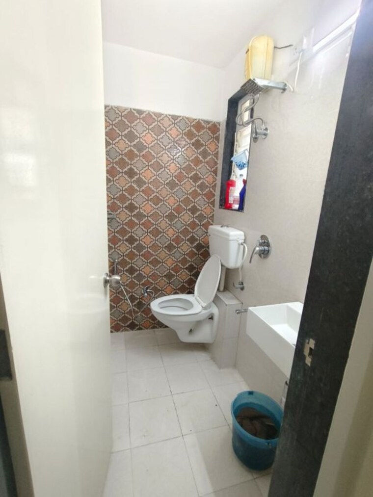 Bathroom, anand-nagar-society 1 Bedroom 500 Sq.Ft. Apartment In Juhu Mumbai 9416467
