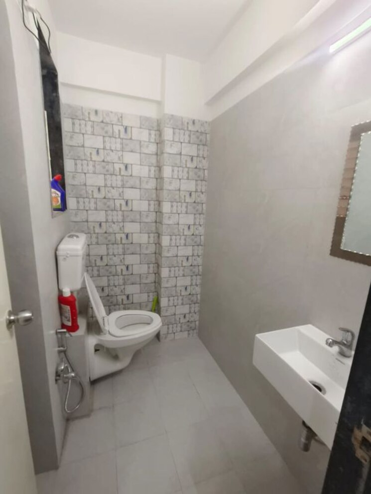 Bathroom, anand-nagar-society 1 Bedroom 500 Sq.Ft. Apartment In Juhu Mumbai 9416467