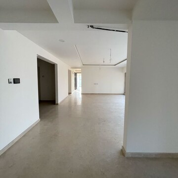 Room in 4 BHK Apartment at Juhu – for Sale