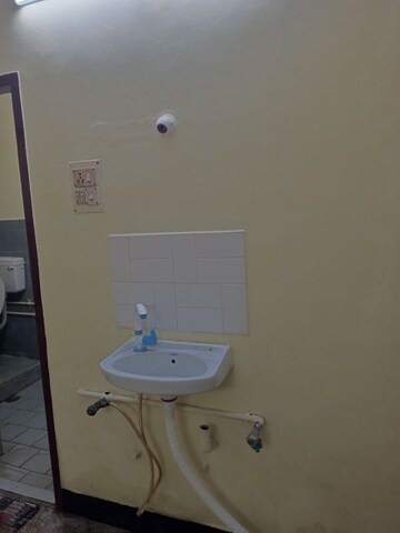 Room in 2 BHK Apartment at Thiruvanmiyur – for Rent