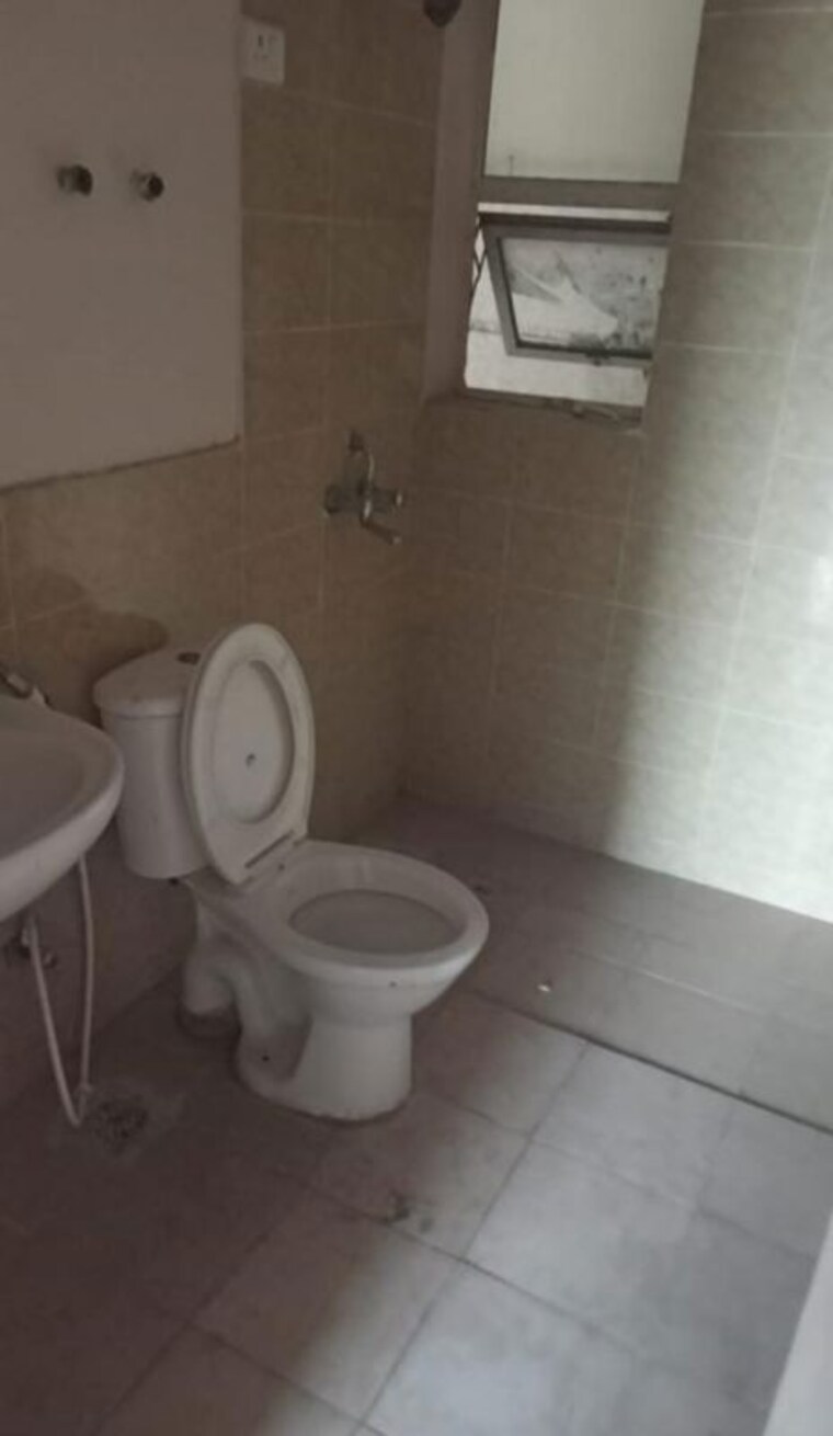 Bathroom, paras-tierea 2 Bedroom 1025 Sq.Ft. Apartment In Sector 137 Noida 9693026