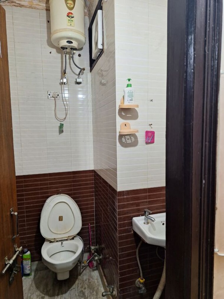 Bathroom, rohini sector 8 1 Bedroom 350 Sq.Ft. Builder Floor In Rohini Sector 8 Delhi 9688116