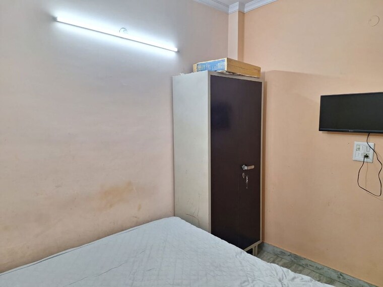 Room, rohini sector 8 1 Bedroom 350 Sq.Ft. Builder Floor In Rohini Sector 8 Delhi 9688116