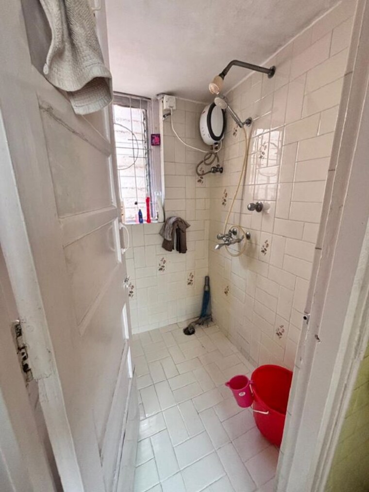 Bathroom, bandra west 1 Bedroom 500 Sq.Ft. Apartment In Bandra West Mumbai 9694700