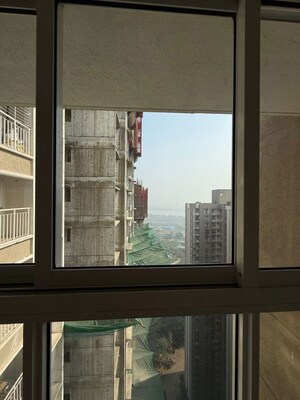 Room in 1 BHK Apartment at Lodha Amara, Kolshet Road – for Rent