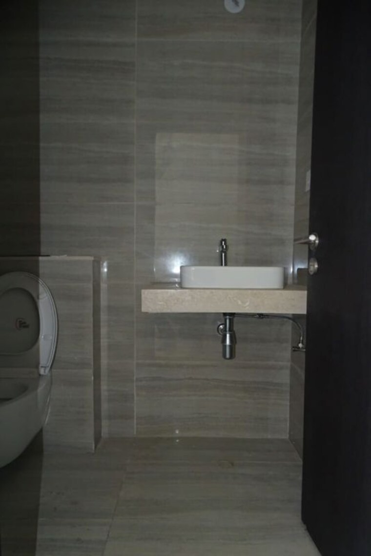 Bathroom, oberoi-realty-esquire 4 Bedroom 2000 Sq.Ft. Apartment In Goregaon East Mumbai 9696601