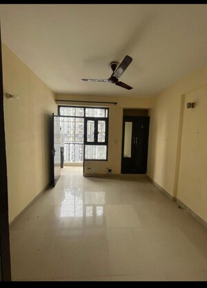 Room in 2 BHK Apartment at Mahagun Mahagunpuram II, Lal Kuan – for Rent