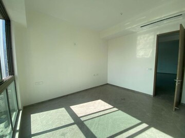 Room in 4 BHK Apartment at Prestige Jasdan Classic, Mahalaxmi – for Rent