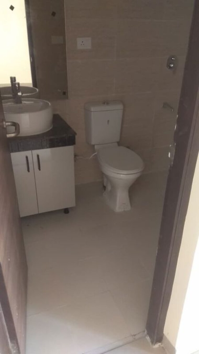 Bathroom, bptp-amstoria 3 Bedroom 225 Sq.Yd. Builder Floor In Sector 102 Gurgaon 9477321