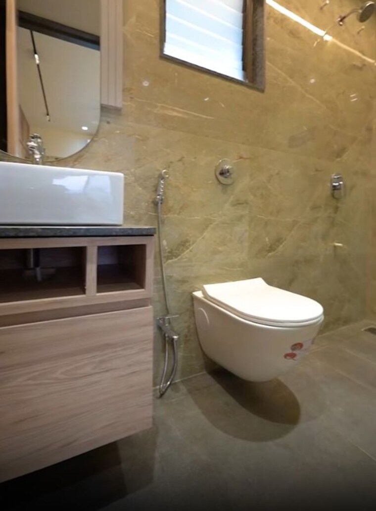 Bathroom, sector 17 dwarka 4 Bedroom 2000 Sq.Ft. Builder Floor In Sector 17 Dwarka Delhi 9698508