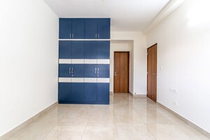 Room in 3.5 BHK Apartment at Prestige Waterford, Whitefield – for Rent