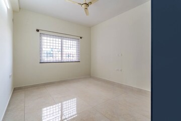 Room in 3.5 BHK Apartment at Prestige Waterford, Whitefield – for Rent