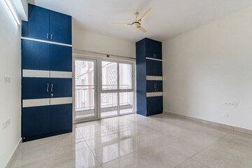 Room in 3.5 BHK Apartment at Prestige Waterford, Whitefield – for Rent