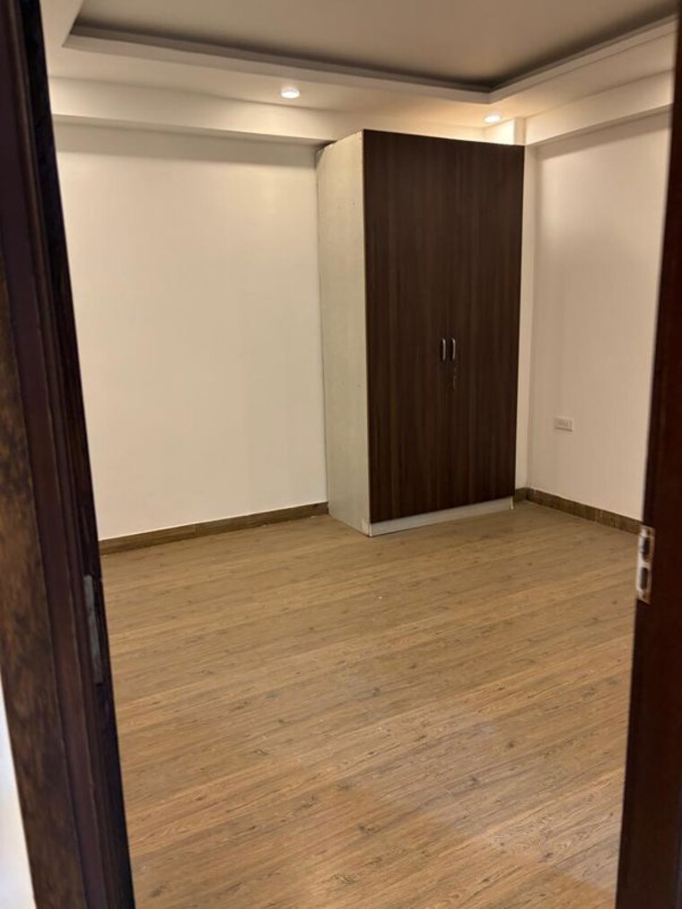 Room, chattarpur 3 Bedroom 151 Sq.Yd. Apartment In Chattarpur Delhi 9699015
