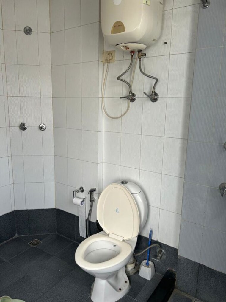 Bathroom, vipul-belmonte 3 Bedroom 2450 Sq.Ft. Apartment In Sector 53 Gurgaon 9699484