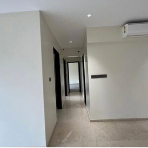 Room in 6 BHK Apartment at Andheri West – for Sale