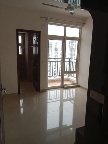 Room in 3.5 BHK Apartment at Omaxe R2, Gomti Nagar – for Sale