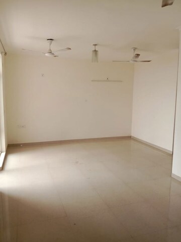 Room in 3.5 BHK Apartment at Omaxe R2, Gomti Nagar – for Sale