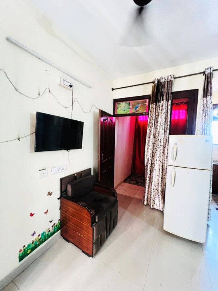 Room, vip road 1 Bedroom 500 Sq.Ft. Apartment In Vip Road Zirakpur 9702432