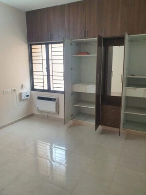 Room in 2 BHK Apartment at Yuga Kalpataru, Koyambedu – for Sale