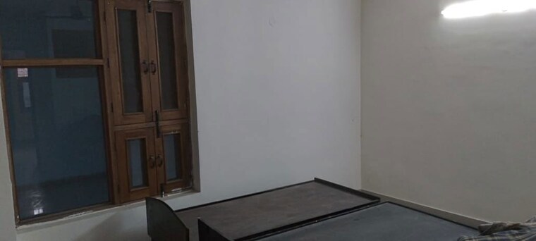 Room, sector 14 1 Bedroom 685 Sq.Ft. Independent House In Sector 14 Gurgaon 9703944