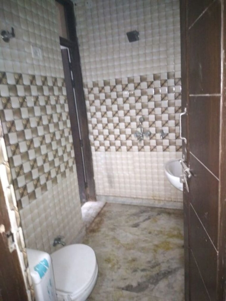 Bathroom, sector 14 1 Bedroom 814 Sq.Ft. Independent House In Sector 14 Gurgaon 9703949