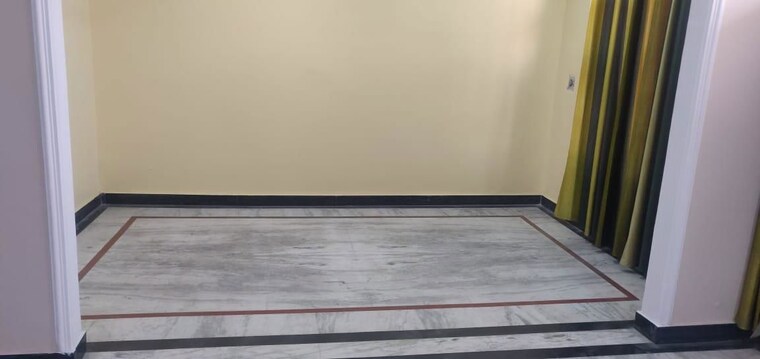 Room, sector 14 1 Bedroom 814 Sq.Ft. Independent House In Sector 14 Gurgaon 9703949