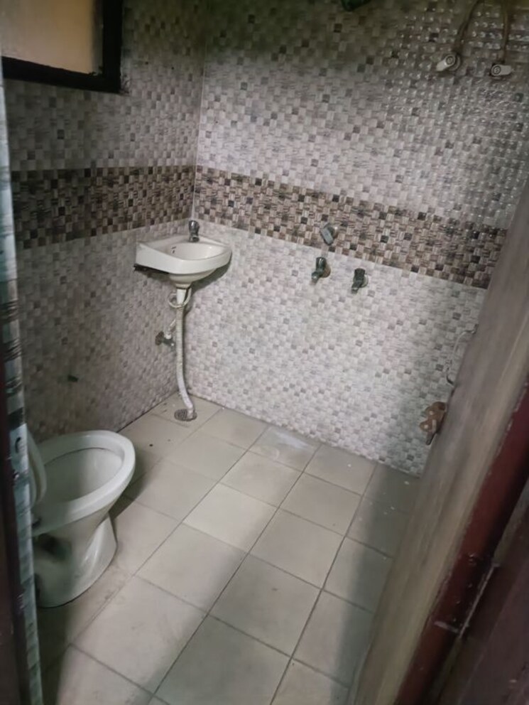 Bathroom, kalyani-apartments-vasundhara 3 Bedroom 1750 Sq.Ft. Builder Floor In Vasundhara Sector 6 Ghaziabad 9703948