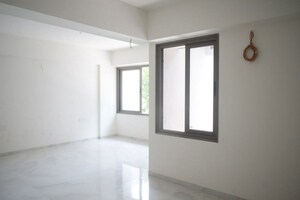Room in 4 BHK Apartment at Navrangpura – for Rent