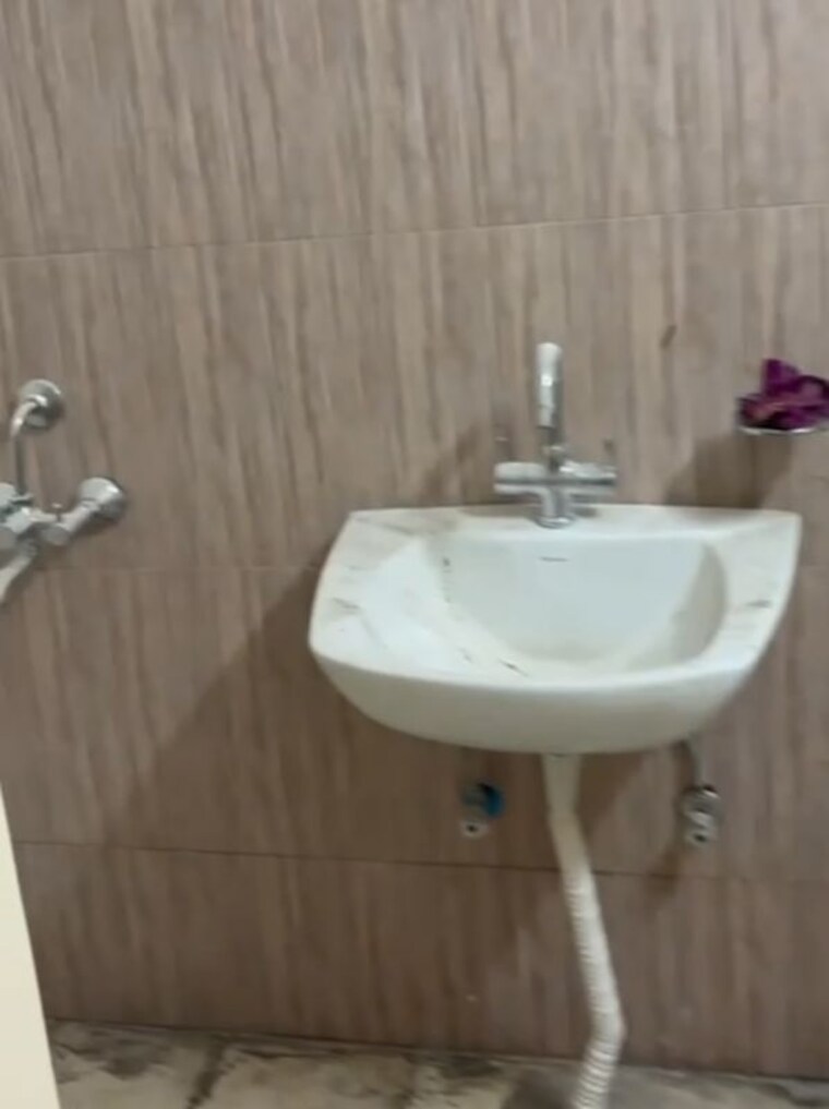 Bathroom, upavp-ganga-yamuna-and-hindon-enclave 4 Bedroom 190 Sq.Yd. Apartment In Siddharth Vihar Ghaziabad 9704429