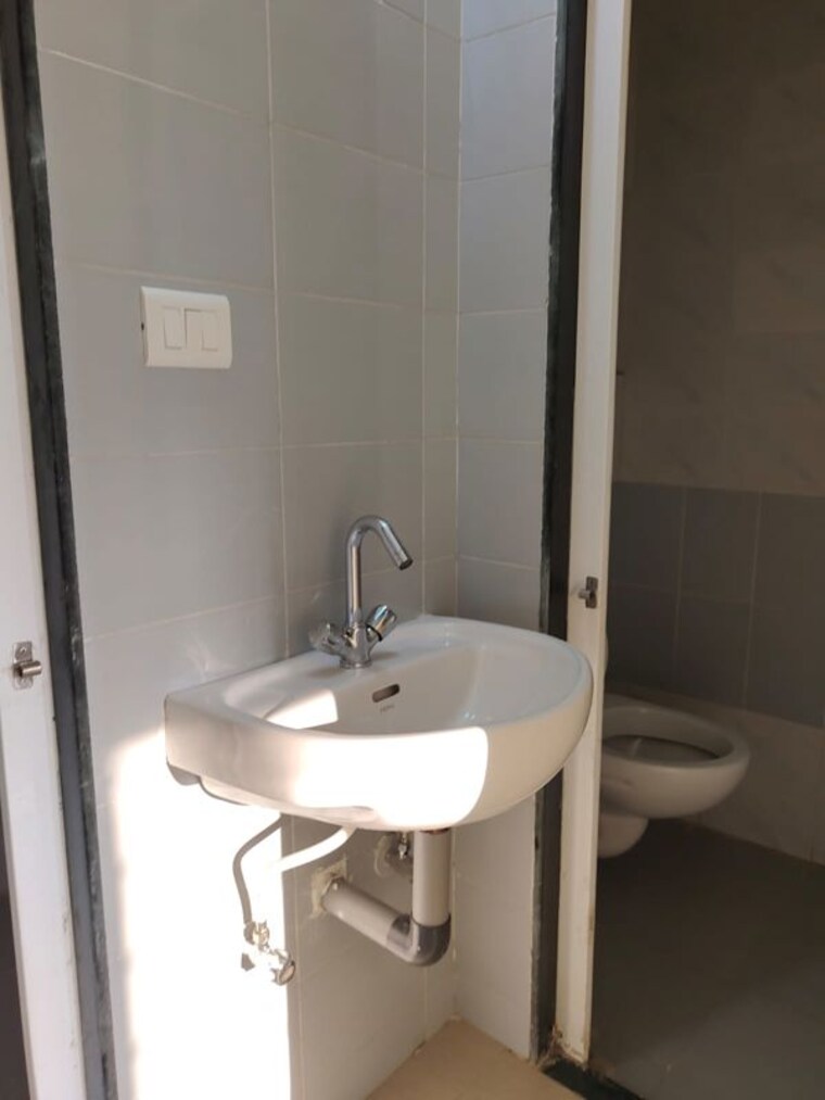 Bathroom, sector 14 dwarka 1 Bedroom 580 Sq.Ft. Apartment In Sector 14 Dwarka Delhi 9705506