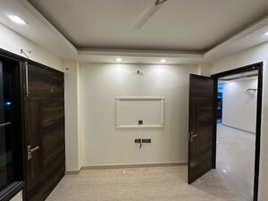 Room in 3 BHK Apartment at Ansal API Esencia, Sector 67 – for Rent