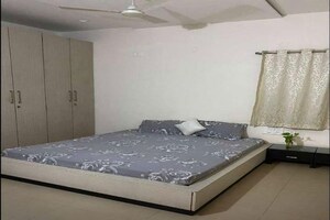 Bedroom in 3 BHK Apartment at Dn Nagar – for Rent