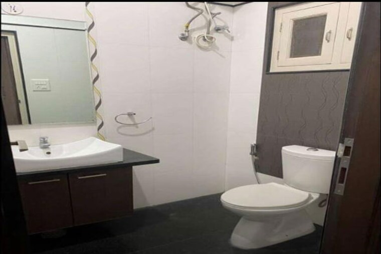 Bathroom, dn nagar 3 Bedroom 1240 Sq.Ft. Apartment In Dn Nagar Mumbai 9705663