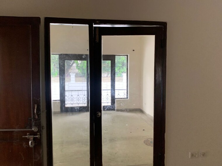 Room, huda-market 4 Bedroom 280 Sq.Yd. Independent House In Sector 31 Gurgaon 8958315