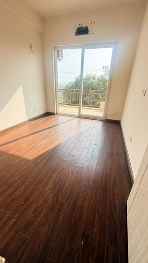 Room in 3 BHK Apartment at DLF Park Place, Sector 54 – for Sale
