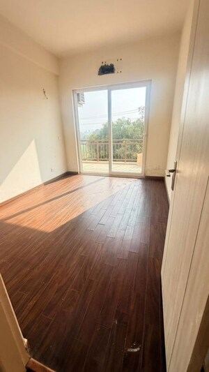 Room in 3 BHK Apartment at DLF Park Place, Sector 54 – for Sale