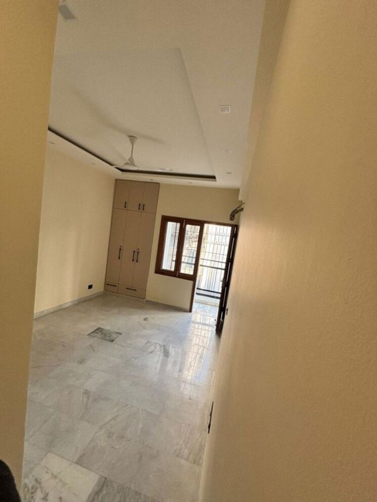 Room, greater kailash i 3 Bedroom 200 Sq.Yd. Builder Floor In Greater Kailash I Delhi 9690593