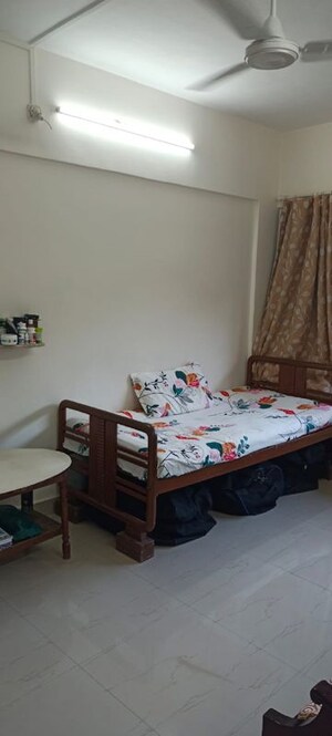 Bedroom in 1 RK Apartment at Bandra West – for Rent