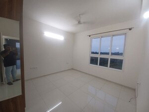 Room in 3 BHK Apartment at Godrej Aqua, International Airport Road – for Rent