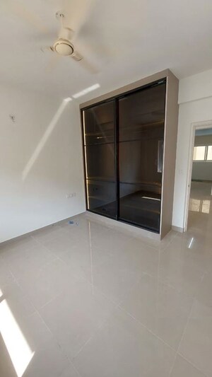 Room in 2 BHK Apartment at Mantri Webcity, Hennur – for Rent