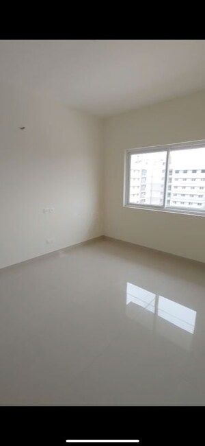 Room in 2 BHK Apartment at Mantri Manyata Lithos, Thanisandra – for Rent