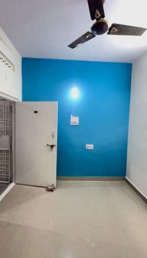 Room in 2 BHK Apartment at Sheth Vasant Oasis, Andheri East – for Rent