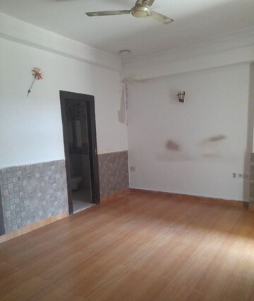 Room in 3.5 BHK Apartment at Amrapali Platinum, Sector 119 – for Rent