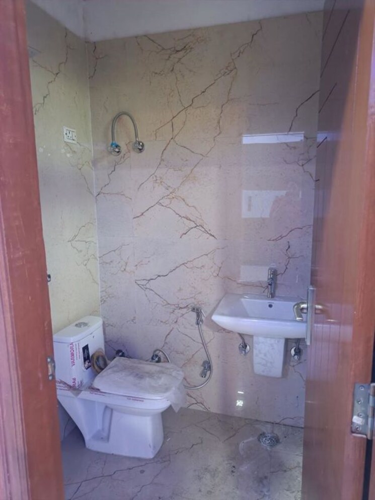 Bathroom, gyan khand i 3 Bedroom 1200 Sq.Ft. Builder Floor In Gyan Khand I Ghaziabad 9710192