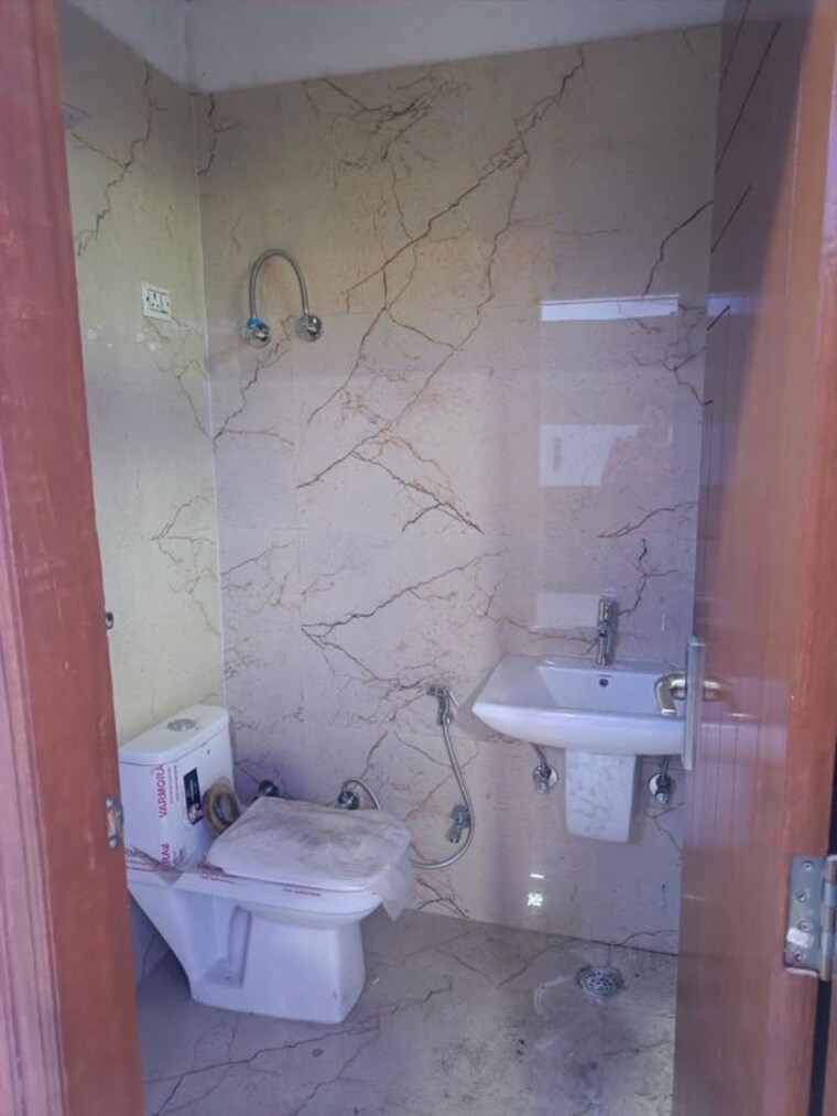 Bathroom, gyan khand i 3 Bedroom 1200 Sq.Ft. Builder Floor In Gyan Khand I Ghaziabad 9710192