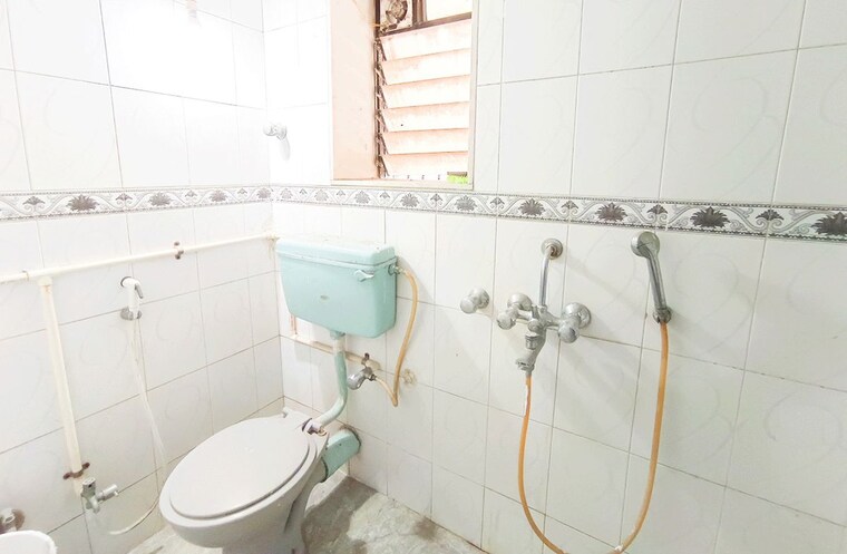 Bathroom, bandra west Pg For Boys In Bandra West 9710204