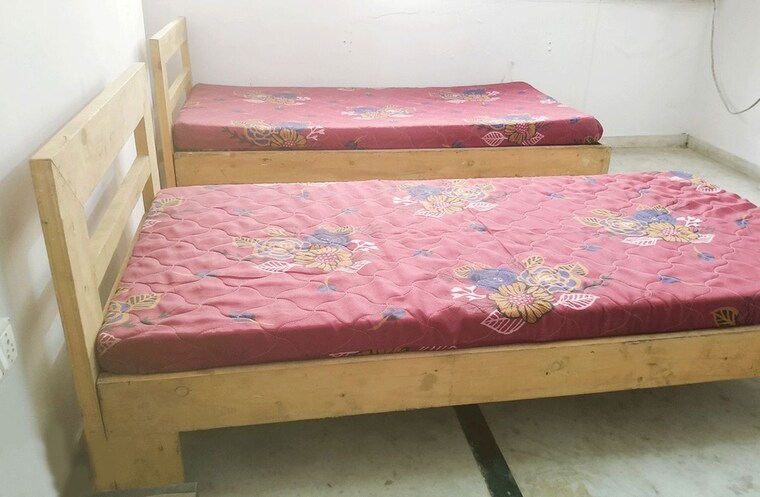 Bedroom, bandra west Pg For Boys In Bandra West 9710204